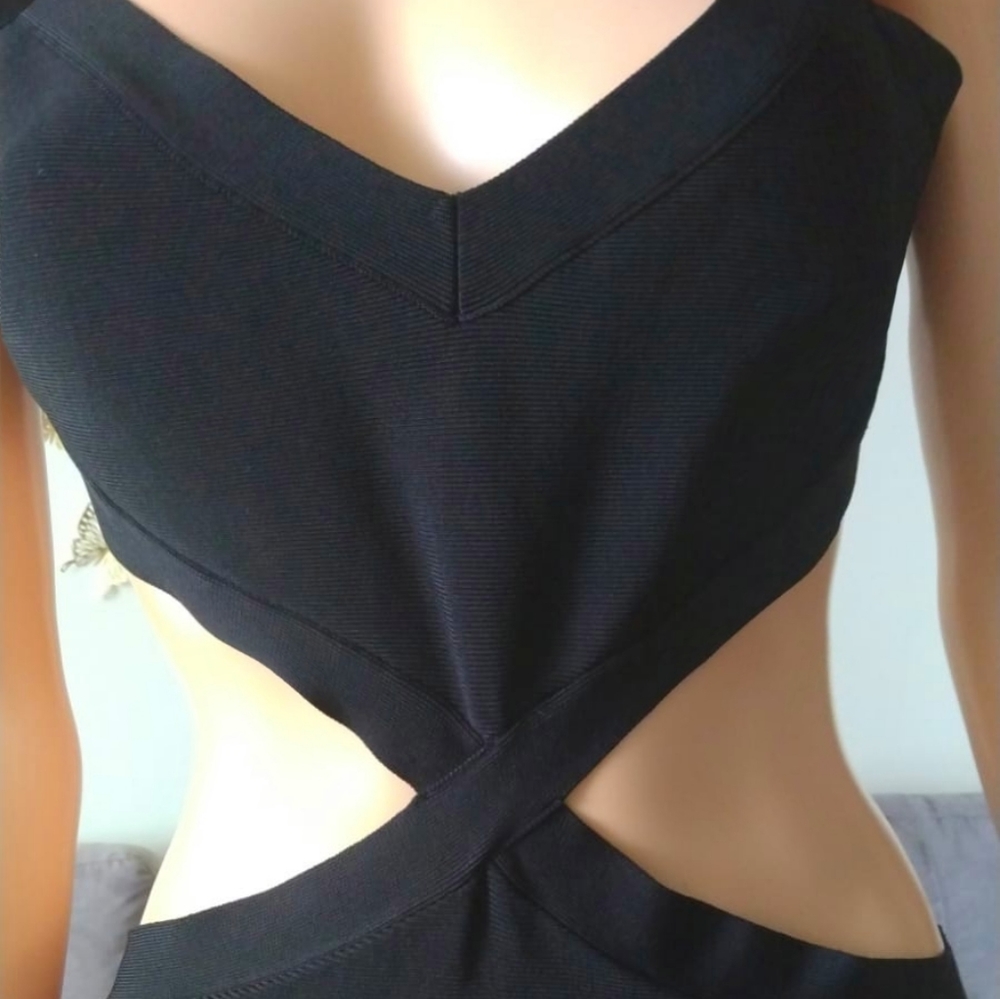 BCBG BLACK FRONT CUT OUT DRESS 8